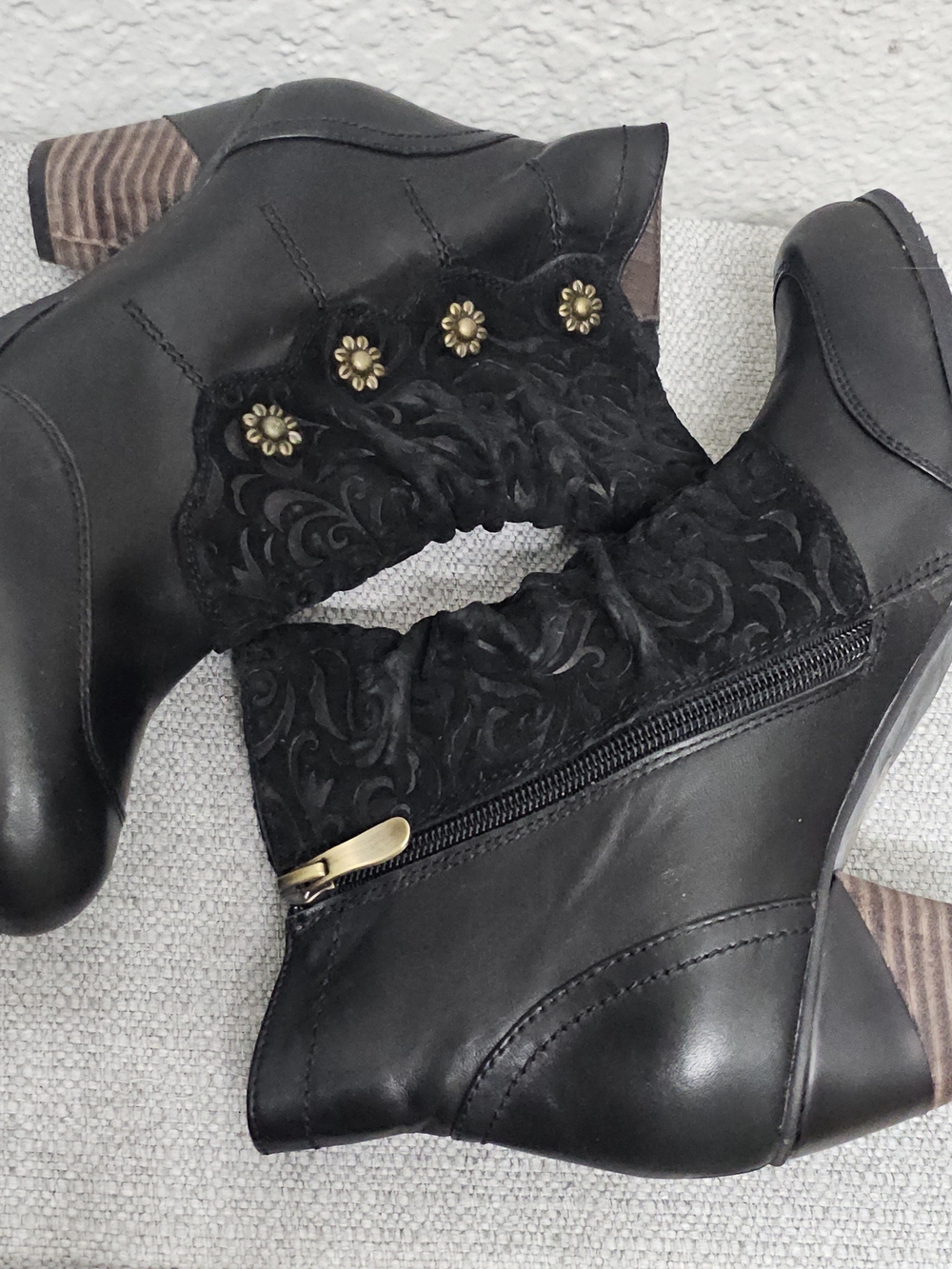 L'Artiste Belgard Black Leather Embossed Floral Ankle Boots - Picture 4 of 11